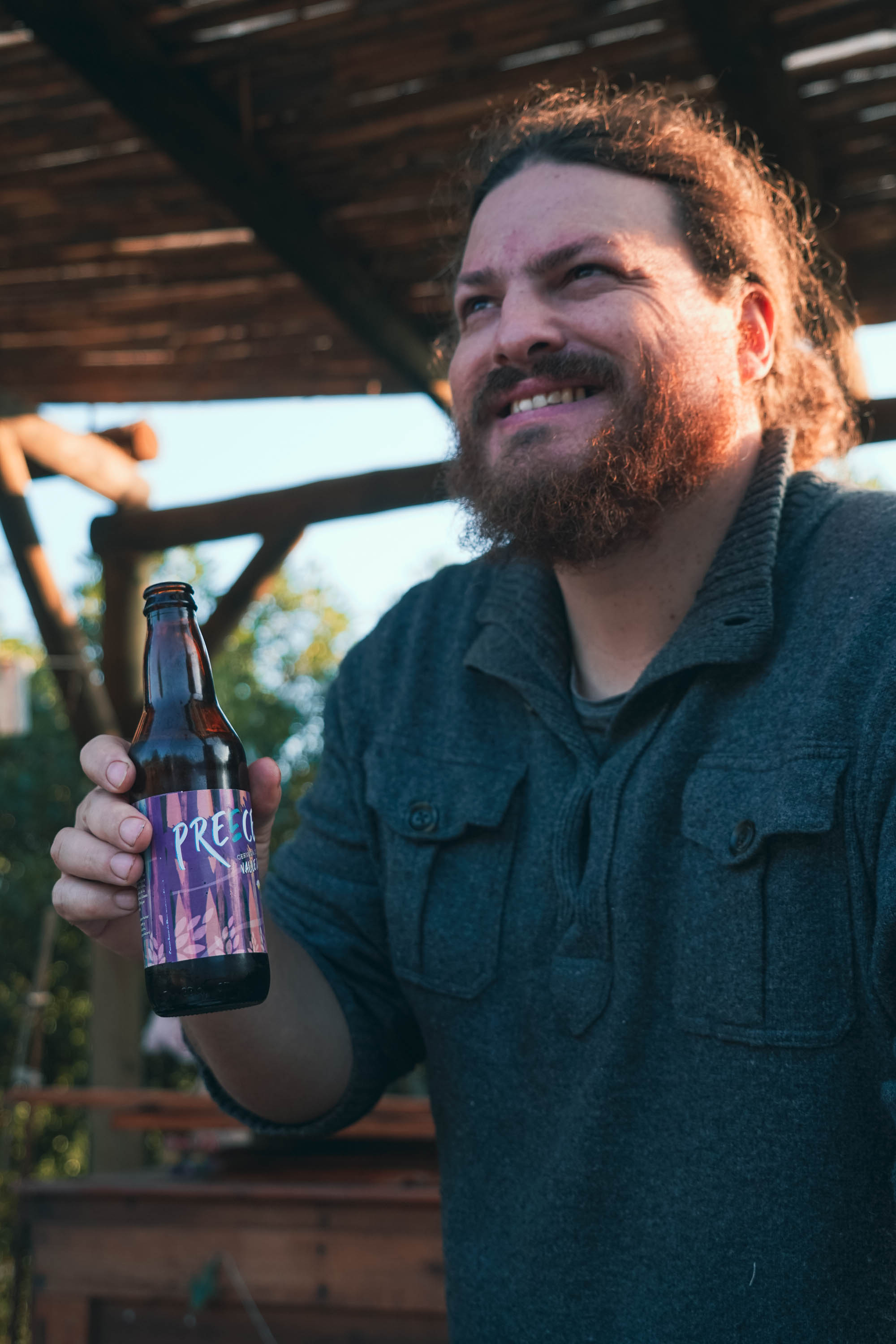 Juanfra disfrutando una cerveza Preece en la terraza